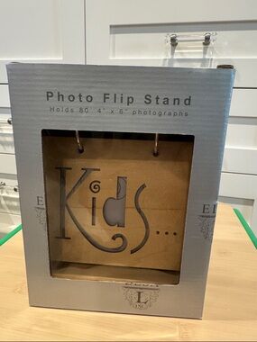 L Inc. Photo Flip Stand